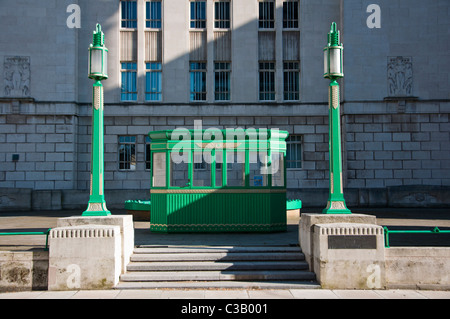 Art-Deco-Stand und Laternen außerhalb St. Georges Dock Lüftungsturm in Liverpool, England. Stockfoto