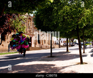 ANBIETER MIT BUNTEN LUFTBALLONS AN DER SEMANA SANTA PROZESSION IN ALAMEDA ANDALUSIEN SPANIEN Stockfoto