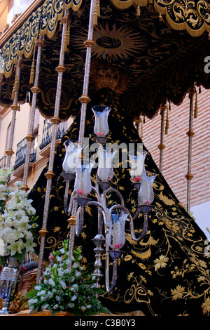 BLICK AUF DIE JUNGFRAU MARIA TRONO IN DER SEMANA SANTA PROZESSION ANTEQUERA 2011 ZURÜCK Stockfoto