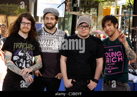 Pete Wentz von Fall Out Boy, Patrick Stump und Joe Trohman, Andy Hurley posieren für Fotos nach ihrem Auftritt auf der Stockfoto