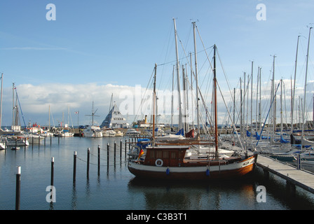 Der Yachthafen von Gesundheit und Urlaub Ostseebad Damp in Schleswig-Holstein, Deutschland, ist beliebt für Bootfahren und Segeln Stockfoto