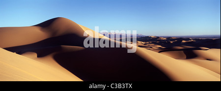Libyen, Sahara, die Sanddünen der Tanezouft in der Nähe der Oase Ghat, das Akakus-massiv im Hintergrund Stockfoto
