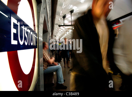Menschen steigen Sie aus dem Zug bei u-Bahnstation Euston in London. Stockfoto