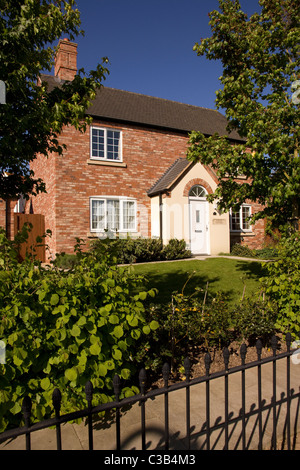 Neu gebautes Haus im traditionellen englischen Cottage-Stil mit Geländern vorne, Leicestershire, England, Großbritannien Stockfoto