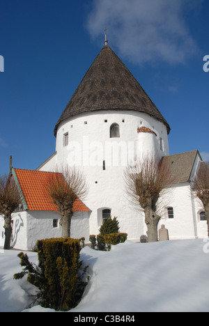 St. Ols, die Runde Kirche Olsker auf der dänischen Ostsee-Insel Bornholm im winter Stockfoto