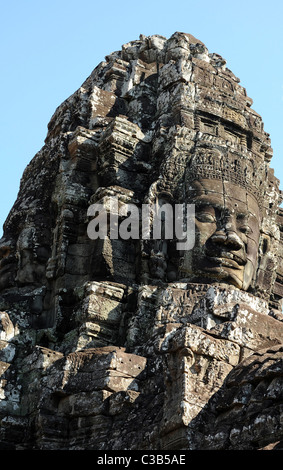 Die riesige Stein lächelnde Gesichter von Bayon in der berühmten Angkor Archäologische Park ist eines der spektakulärsten der Tempel. Stockfoto
