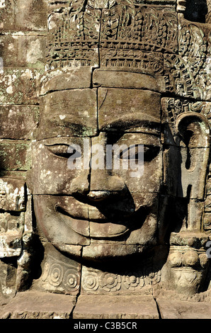 Die riesige Stein lächelnde Gesichter von Bayon in der berühmten Angkor Archäologische Park ist eines der spektakulärsten der Tempel. Stockfoto