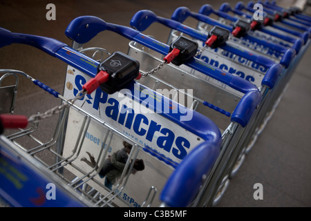 Gepäckwagen an St Pancras station Stockfoto