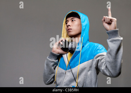 Mann in Hoodie mit erhobenen Zeigefinger Stockfoto