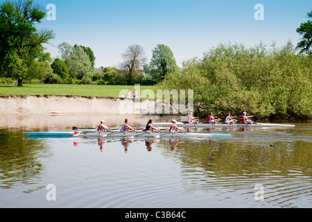 Zwei Ladys Vierer ohne Vieren Rudern auf der Themse in Wallingford, Oxfordshire, Vereinigtes Königreich Stockfoto