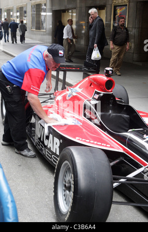 Atmosphäre der Sieger von 2009 Indianapolis 500, Helio Castroneves und die Rockettes besuchen nach dem Rennen Sieg-Tour an Stockfoto