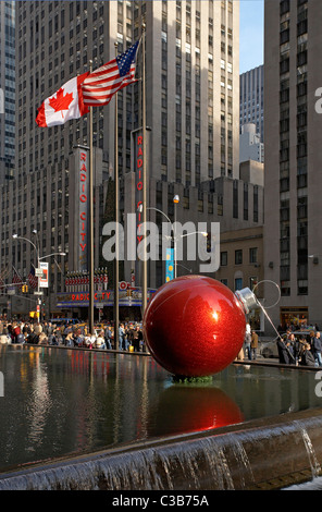 USA, New York City, Manhattan, Rockefeller Center, Weihnachtsschmuck und Radio City Music Hall im Hintergrund Stockfoto
