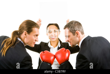 Porträt der aggressive Unternehmer Boxhandschuhe mit glücklich weiblich mit leerem Papier dazwischen Stockfoto