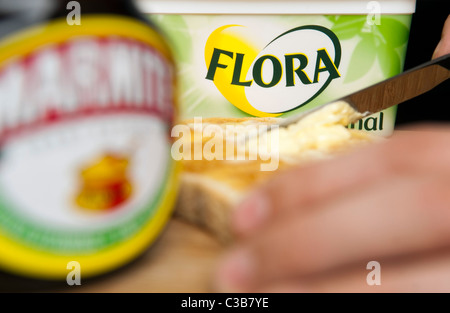 Anschauliches Bild von Marmite und Flora Original verteilt, zwei Unilever Food-Produkte. Stockfoto