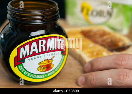 Anschauliches Bild von Marmite und Flora Original verteilt, zwei Unilever Food-Produkte. Stockfoto