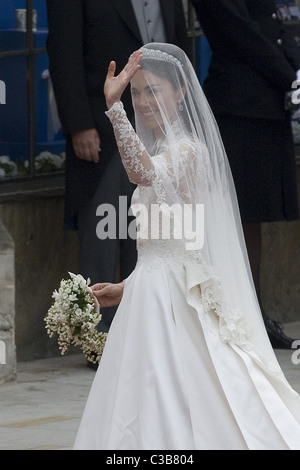 Die Hochzeit von Prinz William und Catherine Middleton. 29. April 2011. Catherine Middleton kommt mit ihrem Vater Michael Stockfoto