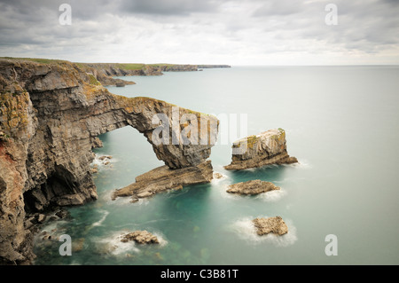 Ein Feature, bekannt als Grüne Brücke in der Nähe von St Goven Kopf in Pembrokeshire Coast National Park im Süden von Wales an einem ruhigen Tag Stockfoto