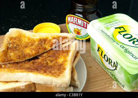 Anschauliches Bild von Marmite und Flora Original verteilt, zwei Unilever Food-Produkte. Stockfoto