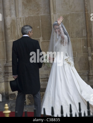 Die Hochzeit von Prinz William und Catherine Middleton. 29. April 2011. Catherine Middleton kommt mit ihrem Vater Michael Stockfoto