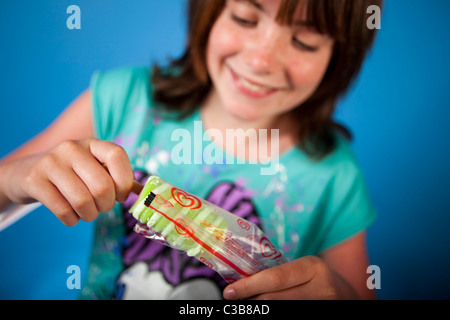 Ein junges Mädchen genießt eine Wände Twister-Markt, eine Marke von Unilever. Stockfoto