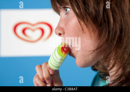 Ein junges Mädchen genießt eine Wände Twister-Markt, eine Marke von Unilever. Stockfoto