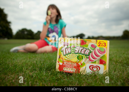 Ein junges Mädchen genießt eine Wände Twister-Markt, eine Marke von Unilever. Stockfoto