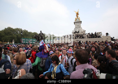 Die Hochzeit von Prinz William und Catherine Middleton. 29. April 2011. Menschenmengen versammelten sich am Queen Victoria Memorial außerhalb Stockfoto