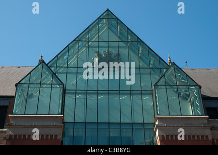 Glas-Fassade über dem Eingang zum Minshull Street Crown Court, Manchester. Stockfoto