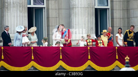 Die Hochzeit von Prinz William und Catherine Middleton. 29. April 2011. Das frisch verheiratete Paar küssen sich auf dem Balkon auf Stockfoto