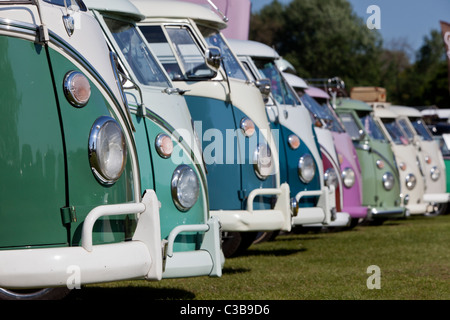 VW Camper Vans, Split-Screen-Modell, aufgereiht auf der VW-Messe in Stanford Hall Stockfoto