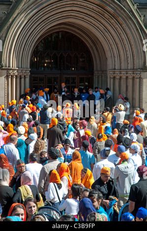 Kundenansturm um die Sikh feiern Vaisakhi (Neujahr) am Eingang zum Manchester Stadt Albert Square, Manchester Stockfoto