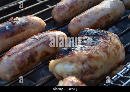 Nahaufnahme von Würstchen und chicken auf einem Garten Grill Stockfoto