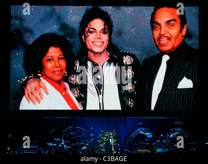 Sänger Usher führt unter einem riesigen Foto von Michael Jackson mit seinen Eltern Katherine und Joe Jackson die Trauerfeier Stockfoto