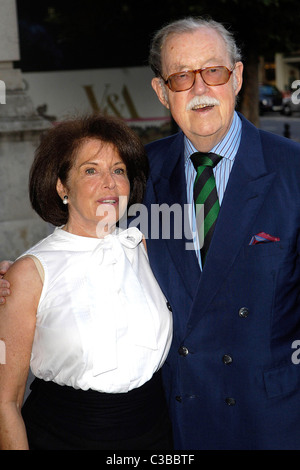 Alan Wicker und Frau HarperCollins Sommerfest am Victoria & Albert Museum London, England - 08.07.09 Vince Maher / Stockfoto