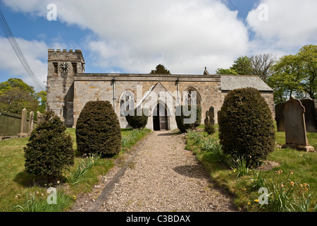 Seitentür und Schild an alle Heiligen Kirche Thwing East Yorkshire Stockfoto