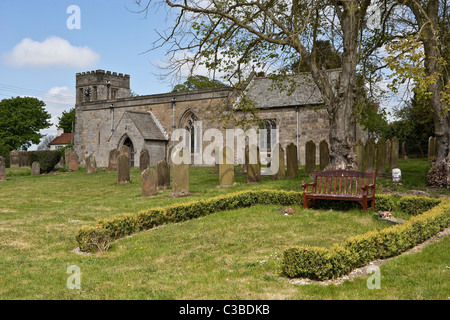 Seitentür und Schild an alle Heiligen Kirche Thwing East Yorkshire Stockfoto