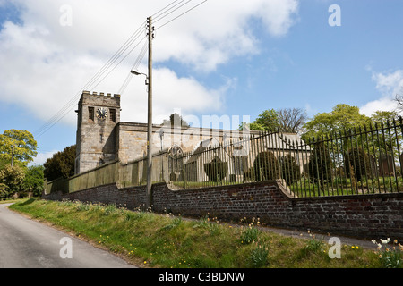 Seitentür und Schild an alle Heiligen Kirche Thwing East Yorkshire Stockfoto