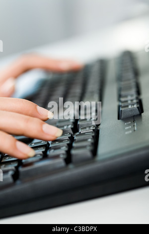 Nahaufnahme von weiblichen Händen berühren Tasten der schwarzen Tastatur Stockfoto