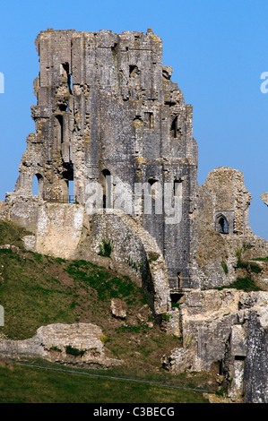 Die zerstörten Gebäude Corfe Castle in der Isle of Purbeck Stellung in seine beherrschende Stellung auf dem Grat Dorset UK Stockfoto