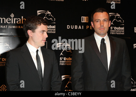 Casey Affleck und Ben Affleck Opening Night Gala der 5. jährlichen Dubai International Film Festival statt, bei der Madinat Stockfoto