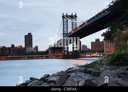 New York City Manhattan Bridge über East River mit Skyline aus Brooklyn angesehen. Stockfoto