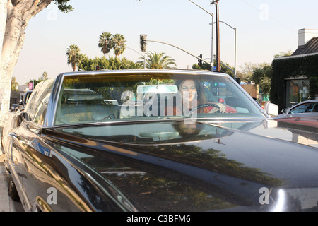 Jacqueline Bisset verlassen nach dem Mittagessen im Melrose Bar & Grill Restaurant in West Hollywood Los Angeles, Kalifornien - Stockfoto