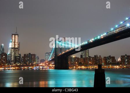 Skyline von Manhattan und Brooklyn Brücke Nachtszene über den East River, New York City Stockfoto