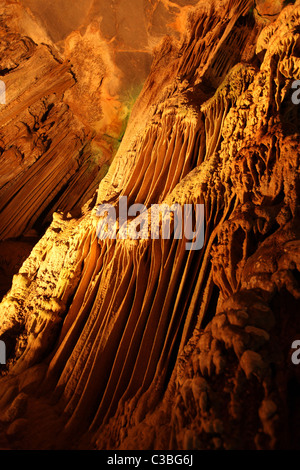 Bunten Lichter Show Phong Nha Höhle in Vietnam Stockfoto