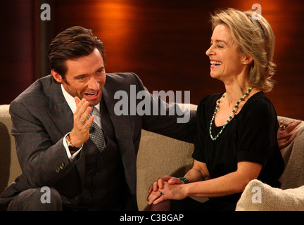 Hugh Jackman und Ursula von der Leyen im deutschen Fernsehen zeigen "Wetten dass..." Stuttgart, Deutschland - 13.12.08 Stockfoto