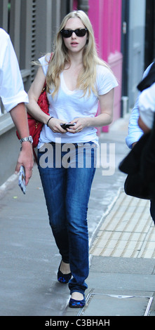 Mamma Mia "-star Amanda Seyfried heraus und über London, England - 01.06.09 Zibi / Stockfoto