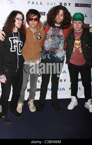 Andy Hurley, Pete Wentz, Joe Trohman und Patrick Stump HerausfallenJunge durchführen im Nokia Theatre Times Square zur Förderung ihrer Stockfoto