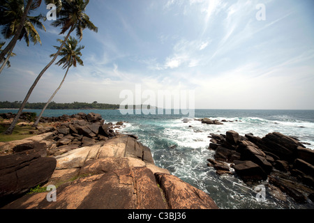 felsige Küste bei Dondra Head an der Südspitze der Insel Sri Lanka Stockfoto