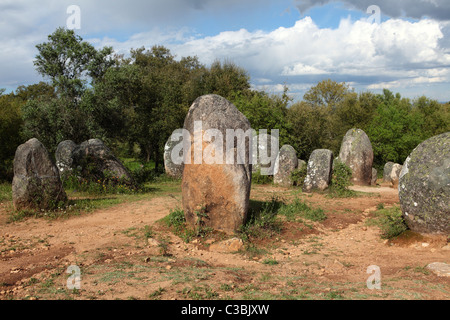Megalithischen Epoche Steinkreis von Menhiren im Cromlech Almendres, bei Evora, Alentejo, Portugal. Stockfoto