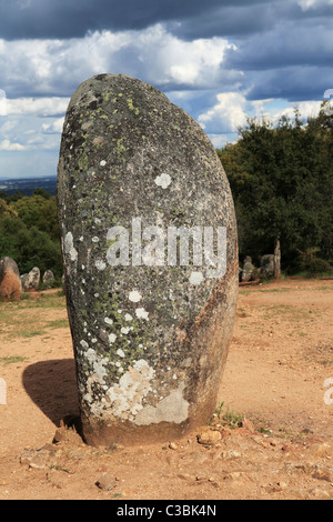 Ein Menhir aus der megalithischen Epoche Cromlech Almendres, in der Nähe der Stadt Evora im Bezirk des portugiesischen Alentejo. Stockfoto